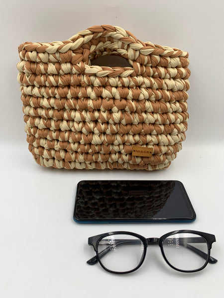 Bolsa de mano en miel y beige