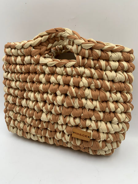 Bolsa de mano en miel y beige