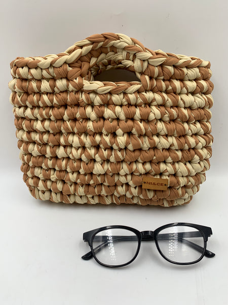 Bolsa de mano en miel y beige