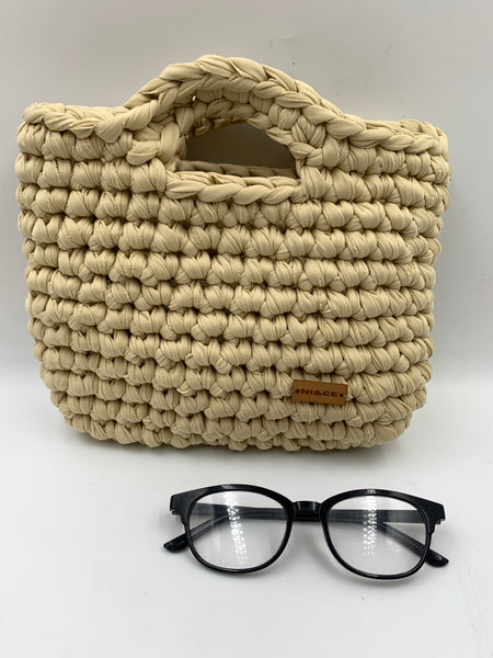 Bolsa de mano en tono arena.