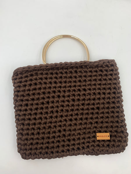 Bolsa de mano con asa metálica