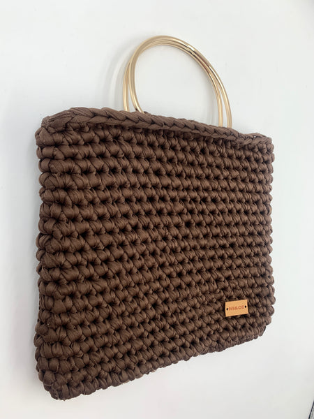 Bolsa de mano con asa metálica