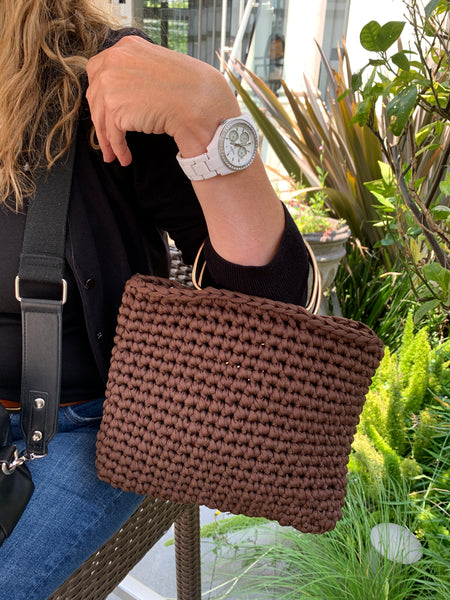 Bolsa de mano con asa metálica