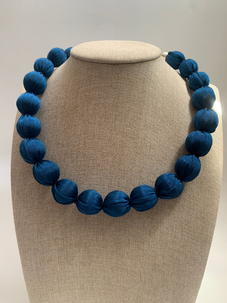 Collar liso azul cobalto