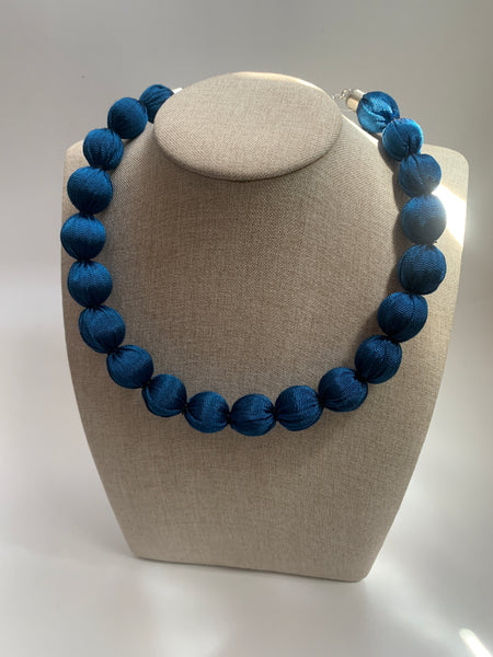 Collar liso azul cobalto