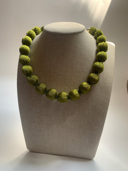 Collar liso verde olivo