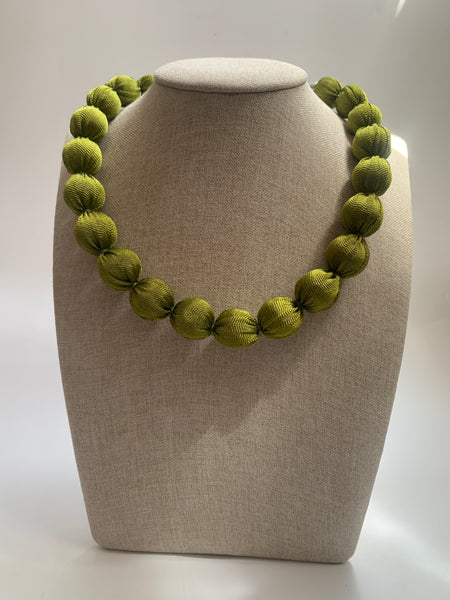 Collar liso verde olivo