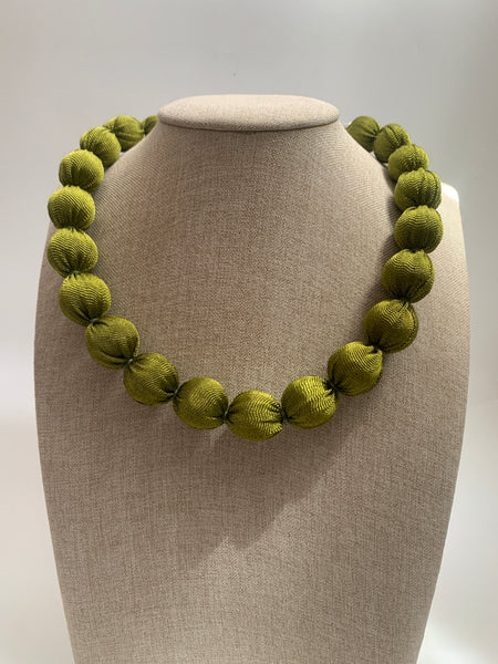 Collar liso verde olivo