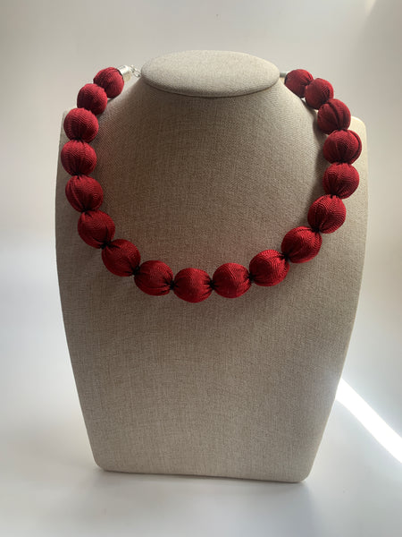 Collar rebozo liso guinda.
