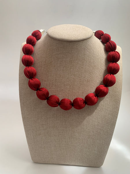 Collar rebozo liso guinda.