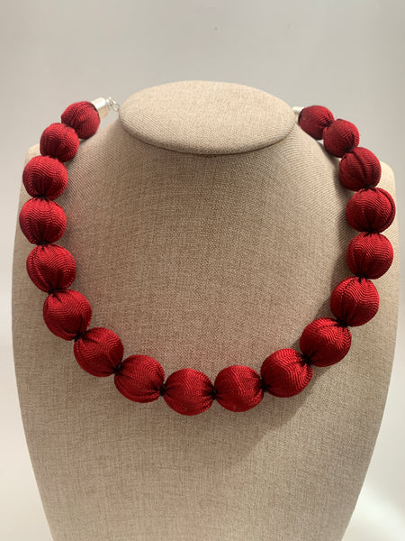 Collar rebozo liso guinda.