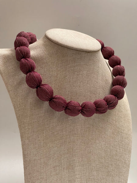 Collar rebozo moteado guinda.