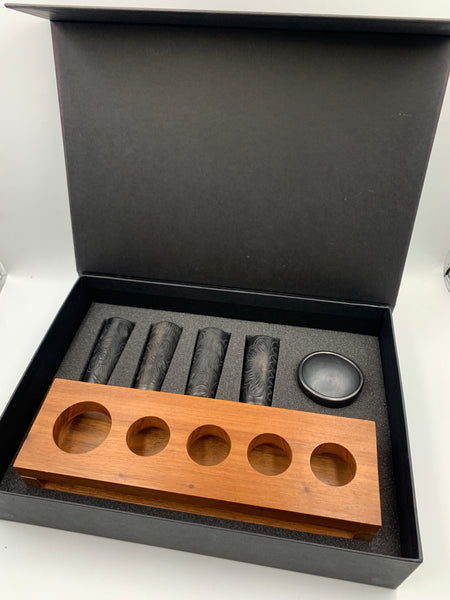 Base Tzalam con tequileros y Jícara de barro negro