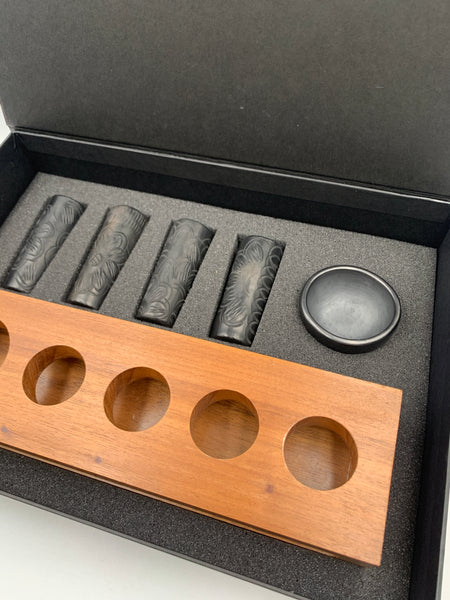 Base Tzalam con tequileros y Jícara de barro negro