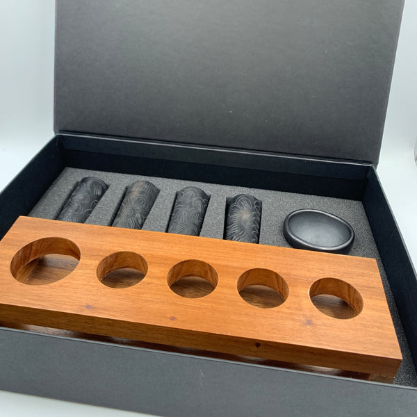 Base Tzalam con tequileros y Jícara de barro negro